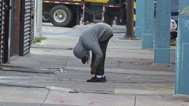  Los consumidores de fentanilo suelen quedarse en esta posición en las calles de San Francisco. Foto: Nyheder.<br><br>    