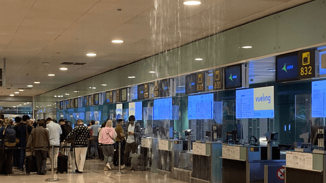  El aeropuerto de El Prat, en Barcelona, se despertó este lunes con inundaciones y filtraciones en varias de sus áreas a causa del temporal de lluvias. Foto: transportesgob   