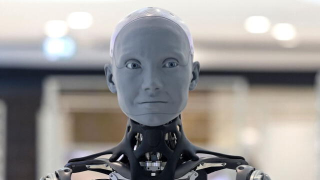 Durante el Mobile World Congress 2024, el robot expresó su inquietud sobre la creciente capacidad de la IA, advirtiendo sobre el peligro de manipulación a los humanos. Foto: AFP   