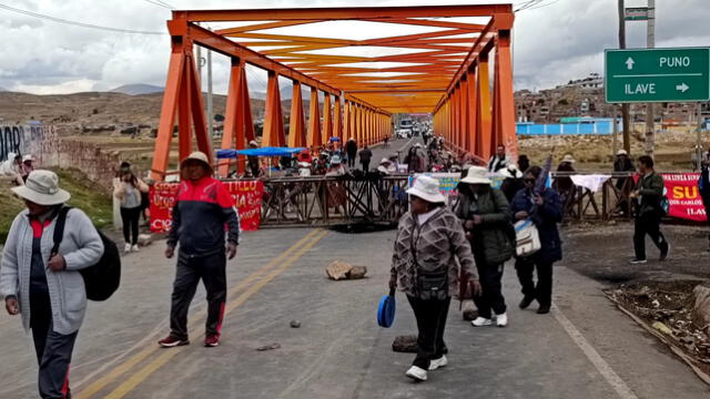  Ciudadanos Aymaras tomaron puente internacional de Ilave | Créditos: Liubomir Fernández / Urpi-LR  