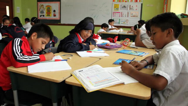  Los colegios no pueden impedir que un estudiante asista a clases, rinda exámenes, reciba su libreta de notas por deuda en sus pagos. Foto: Gob.<br><br>    