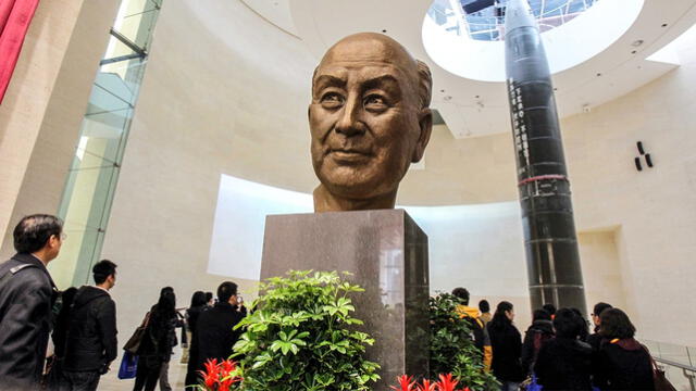 Estatua de Qian Xuesen en un museo de Shanghái (China) dedicado a los aportes del científico. Foto: Science   