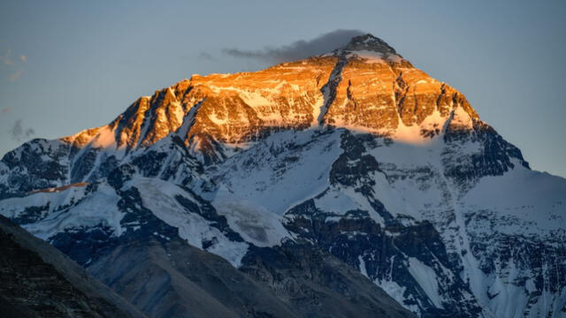 Estudios recientes revelan que el Everest y otras montañas incrementan su altitud un centímetro anual, mientras destruyen la corteza terrestre en su formación. Foto: China News Service.   