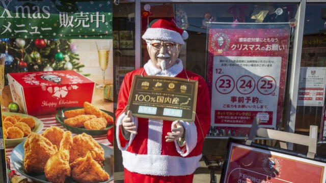  Estatua del coronel Sanders en la entrada de un KFC en Japón. Foto: CNN.<br><br>    