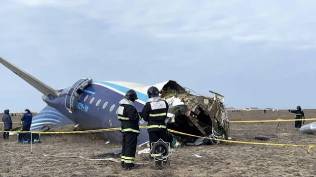 La aeronave, un Embraer 190, se estrelló durante un vuelo entre Bakú y Grozni y al parecer fue alcanzada por el misil mientras regresaba de una actividad aérea con drones. Foto: AFP   