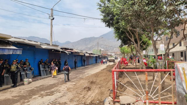  Comerciantes de SJL exigen reubicación. Foto: Kevinn García/La República   