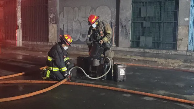Bomberos usando espuma química mezclada con agua. Foto: Cristina Gálvez. Bomberos usando espuma química mezclada con agua. Foto: Cristina Gálvez.