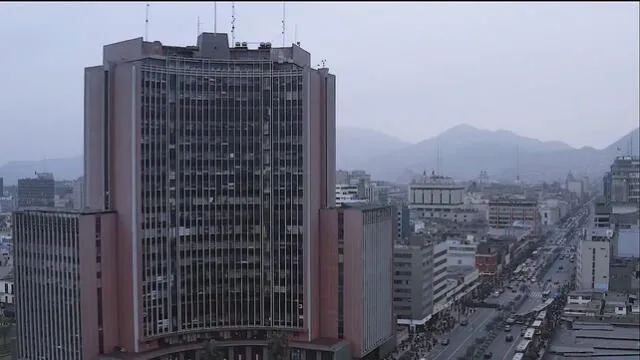  El Edificio Javier Alzamora Valdez es considerado como el primer rascacielos de Lima. Foto: 3spacios.   