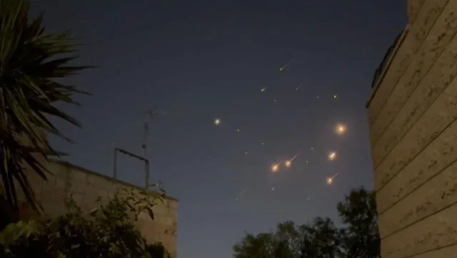 Se observan misiles en los cielos de Jerusalén hoy sábado 14 de junio. Foto: Abeer Salman/CNN Se observan misiles en los cielos de Jerusalén hoy sábado 14 de junio. Foto: Abeer Salman/CNN