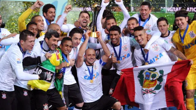 Paolo Guerrero con la bandera del Perú en la celebración del Mundial de Clubes 2012. Foto: Getty Images. Paolo Guerrero con la bandera del Perú en la celebración del Mundial de Clubes 2012. Foto: Getty Images.