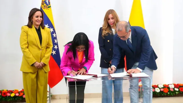 <em> Firma del acuerdo entre los representantes de Colombia y Venezuela. Foto: Gobierno de Colombia</em>   