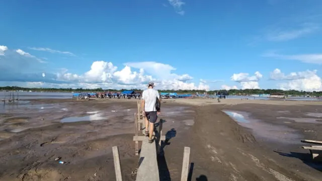 Camino al puerto de Santa Rosa. Los pobladores deben cruzar un improvisado puente de madera para llegar al terminal fluvial. Foto: cortesía Camino al puerto de Santa Rosa. Los pobladores deben cruzar un improvisado puente de madera para llegar al terminal fluvial. Foto: cortesía