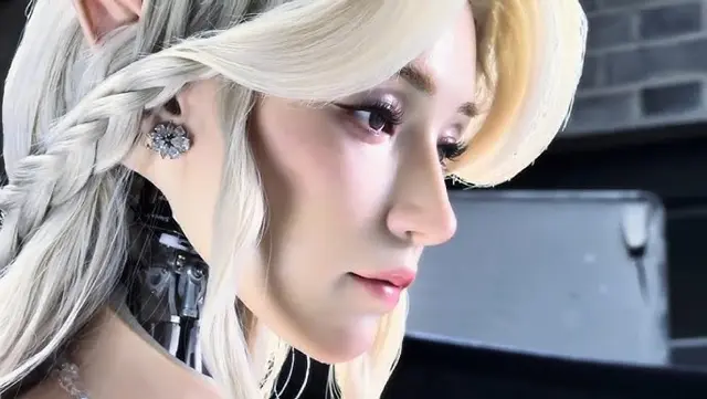  AheadForm cuenta con un diseño de robot estilizado, como el de "Elf".   