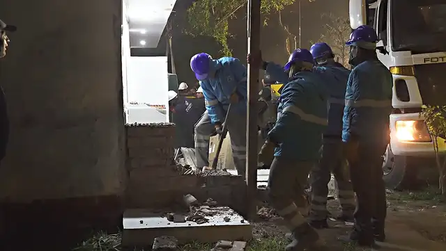   Moment in which the workers of the Municipality of Surco demolish the walls of María Acuña's house 