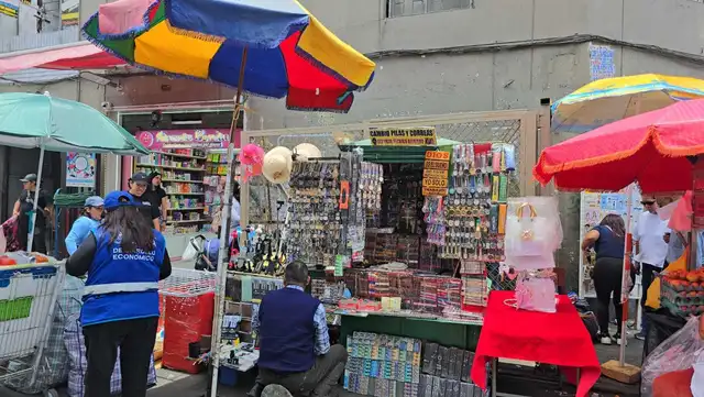 Comerciantes ocupan zonas peatonales. Foto: Mabel Alva   