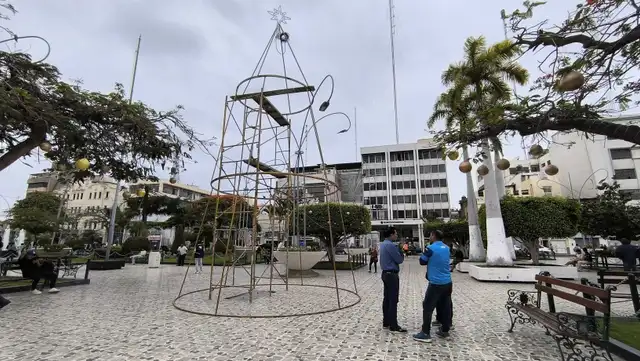 Instalación de árbol navideño en Plaza Principal de Chiclayo causa indignación. Foto: Emmanuel Moreno Instalación de árbol navideño en Plaza Principal de Chiclayo causa indignación. Foto: Emmanuel Moreno