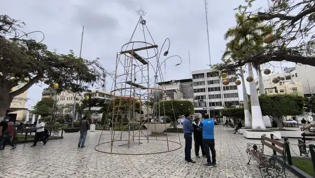 Árbol de navidad desmantelado tras incidente con tiktoker. Foto: Emmanuel Moreno. Árbol de navidad desmantelado tras incidente con tiktoker. Foto: Emmanuel Moreno.