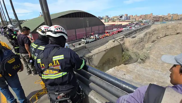 Las labores de rescate se realizan en coordinación conjunta entre los bomberos y la Policía Nacional. Foto: Francisco Erazo   