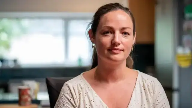 Cat Razzell durante una entrevista para la BBC. Cat Razzell durante una entrevista para la BBC.