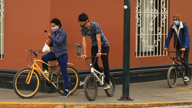 Ciudadanos del país optan por usar una bicicleta para evitar los contagios por coronavirus. Foto: La República / Jaime Mendoza Ruiz.