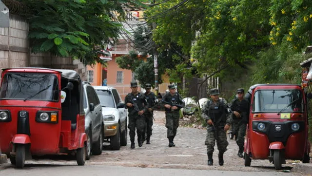 Members of the Military Police of Public Order (PMOP) take part in an operation against gangs Barrio 18 and Mara Salvatrucha (MS-13), on November 15 2017 in neighbourhoods of Tegucigalpa where residents were threatened if they vote in the November 26 general election. (Photo by Orlando SIERRA / AFP)