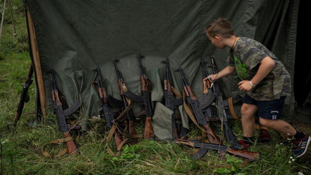 Niños y jóvenes aprenden a matar en controversial campamento de Ucrania [FOTOS]