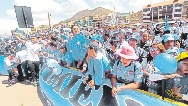 Recibimiento. Cientos de personas vestidas de celeste fueron temprano al aeropuerto Alejandro Velasco Astete. Los jugadores aprovecharon para tomarse fotos y firmar autógrafos. Foto: La República