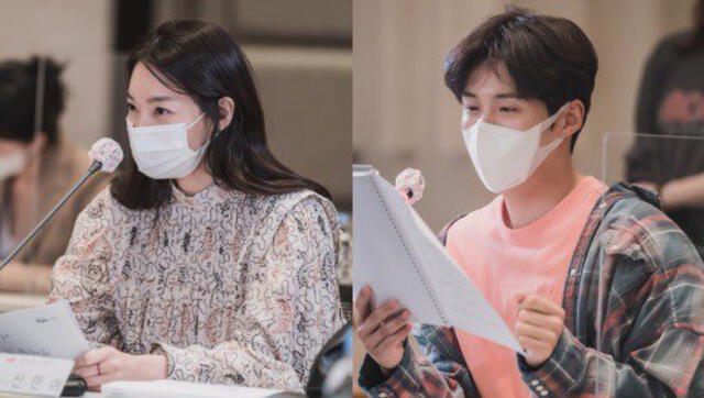 Shin Min Ah y Kim Seon Ho leyendo el guion de Hometown cha-cha-cha. Foto: tvN