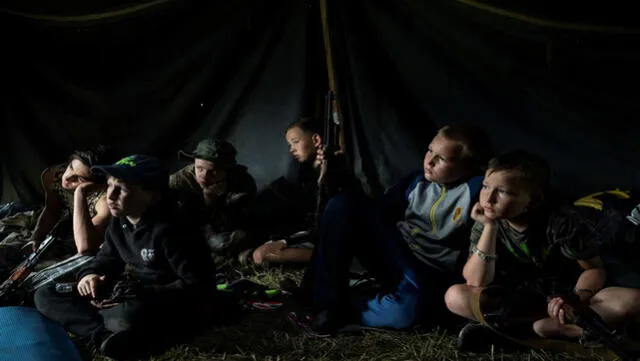 Niños y jóvenes aprenden a matar en controversial campamento de Ucrania [FOTOS]
