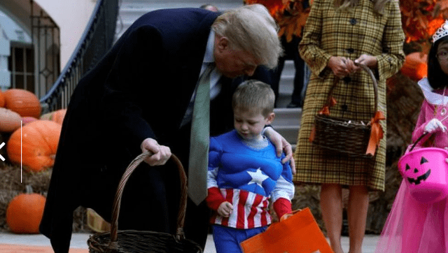 Donald Trump salió de la Casa Blanca y repartió dulces a niños por Halloween  [FOTOS]