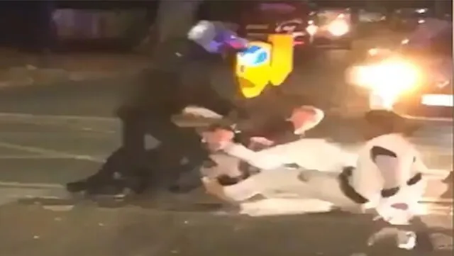 Pandilla ataca a policías en plena vía pública mientras transeúntes permanecen indiferentes [VIDEO]