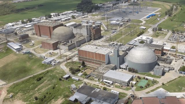  La Central Nuclear Atucha, compuesta por Atucha I y Atucha II, se erige como el centro nuclear más grande de Sudamérica. Foto: Infobae.   