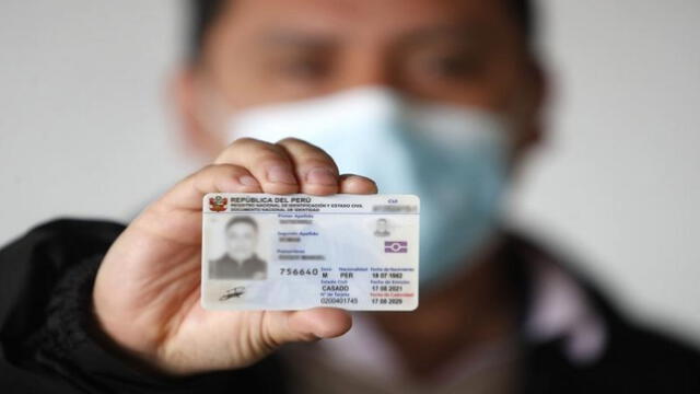 Nuevo DNI cuenta con un chip, donde se almacena toda la información personal del usuario. Foto: TVPerú   