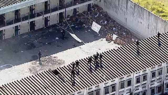 Policías antidisturbios accedieron al techo de la penitenciaría para reprimir la rebelión desde arriba y lograron acorralar a los presos. Foto: TV Globo.   