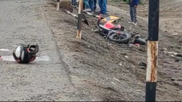 Motocicleta en la que viajaban padre e hijo terminó destrozada por accidente. Foto: Difusión    