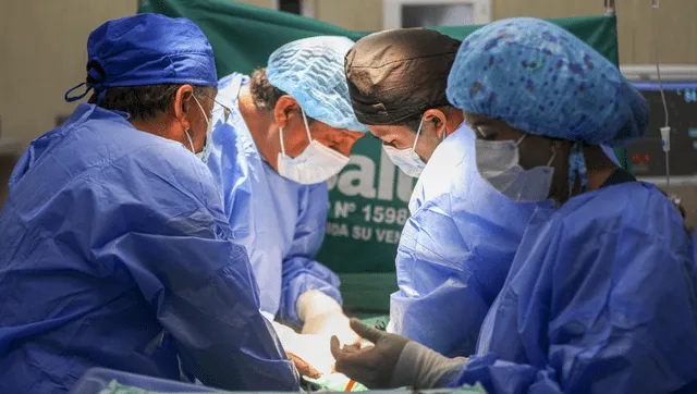  Intervención quirúrgica duro alrededor de 8 horas. Foto: EsSalud   
