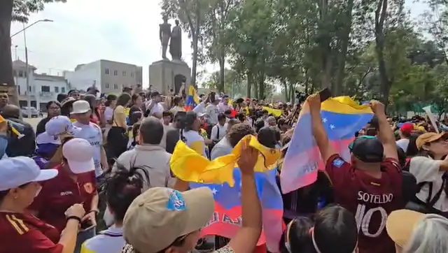 Ciudadanos venezolanos celebran la captura de Nicolás Maduro en Lima. Foto: Adrián Sarria/LR.   