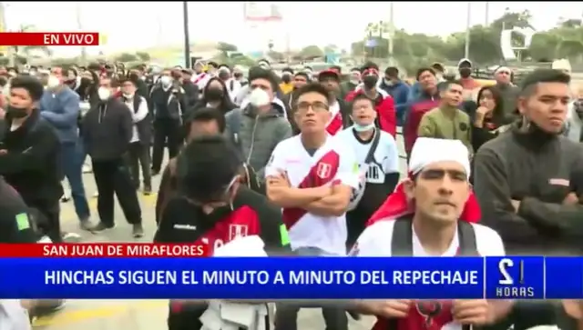Hinchas peruanos mirando el partido de repechaje entre Perú y Australia. Foto: captura Panamericana Hinchas peruanos mirando el partido de repechaje entre Perú y Australia. Foto: captura Panamericana