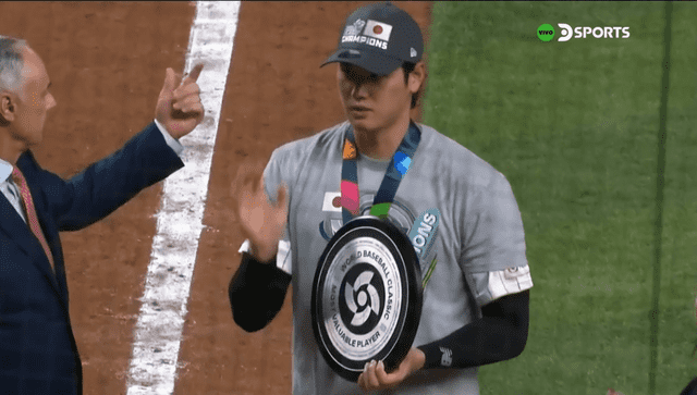 Shohei Ohtani recibió un trofeo individual por ser el mejor pelotero del Clásico Mundial de Béisbol 2023. Foto: DSports. 