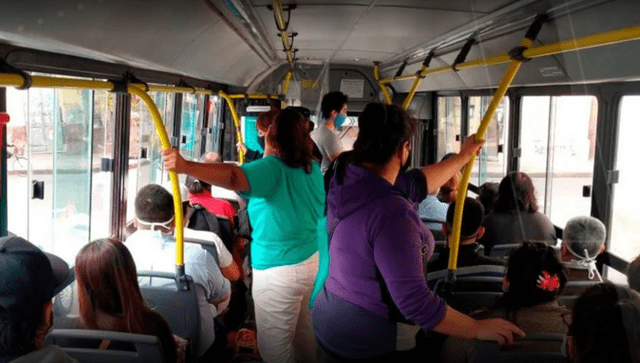 El bus de la empresa Saeta fue destruida por los enfurecidos vecinos. Foto: referencia Qué pasa Salta   