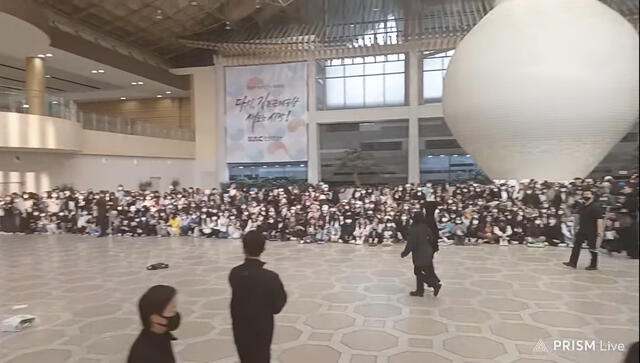 Fans esperando a ZB1 en el aeropuerto de Corea. Foto: Prism Live   