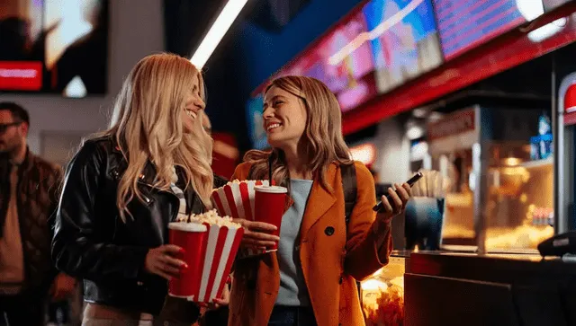  Mamá e hija disfrutando un día en el cine. Foto: Antena 3   