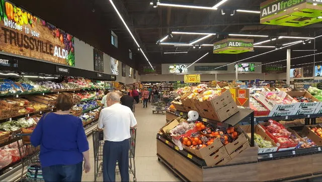  Aldi ha logrado atraer a un público diverso, desde estudiantes universitarios hasta familias con niños, gracias a sus ofertas especiales y promociones regulares. Foto: Mercado y consumo   