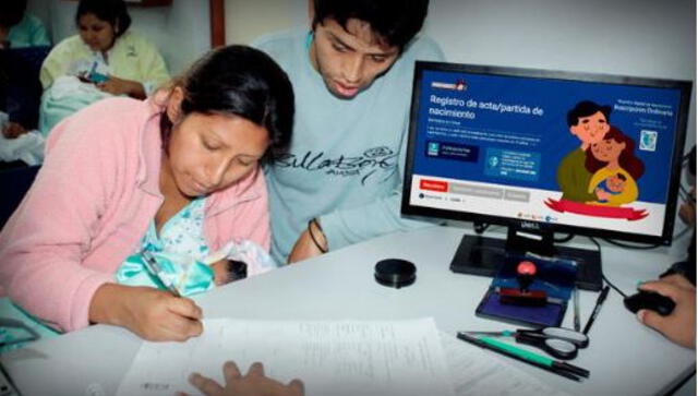  Padres registrando a su hijo recién nacido. Foto: Instituto de Previsión Social   