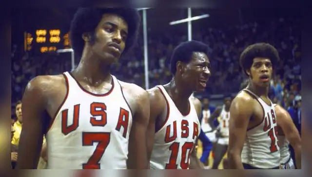  Jugadores de básquet de Estados Unidos pasaron, en cuestión se segundos, de la gloria a la tristeza absoluta. El partido captó la atención mundial. Imagen: Difusión.    