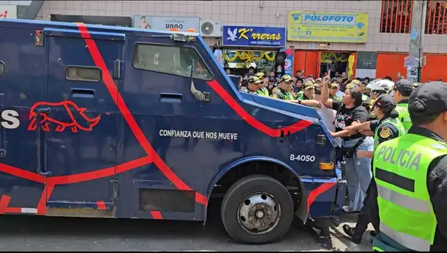  Vecinos indignados increparon al conductor tras el incidente. Foto: Adrián Sarria   