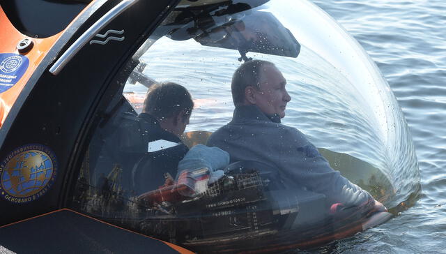 Putin descendió a bordo de un sumergible el sábado a una profundidad de 50 metros. Foto: AFP.