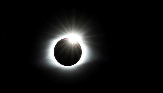 Cada vez que se predice un eclipse, millones de personas se mantienen expectantes ante el espectacular evento astronómico.
