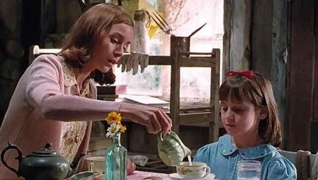 Matilda y Miss Honey, en una escena de popular película de Hollywood.