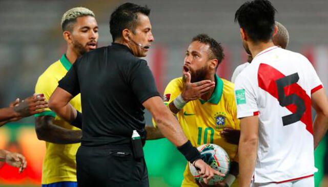 Neymar pidiendo a Bascuñán que expulse a Carlos Zambrano en el Perú vs Brasil. Foto: EFE
